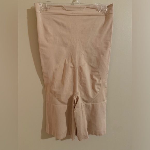 SPANX OnCore Sculpting High-Waisted Mid-Thigh Short - Picture 7 of 8